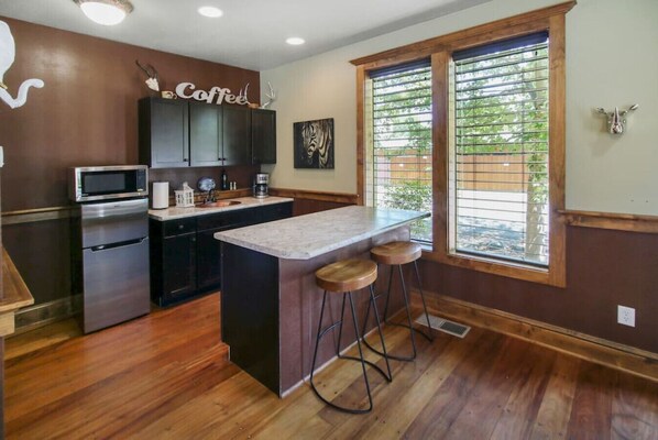 Fridge, microwave, dishwasher, coffee/tea maker - Safari: Downtown Jacksonville (Jacksonville)