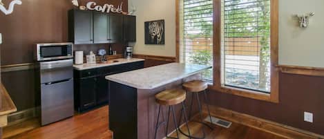 Réfrigérateur, four à micro-ondes, lave-vaisselle, cafetiÚre-théiÚre