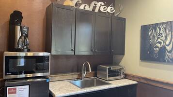 Jääkaappi, mikroaaltouuni, astianpesukone, kahvin-/teenkeitin