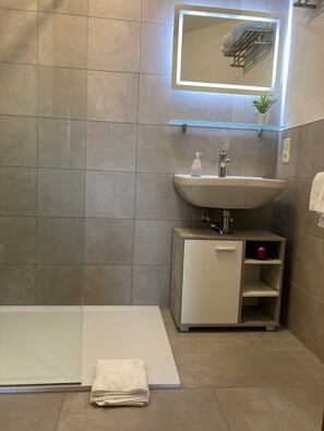 Shower, hair dryer, towels - Ferienwohnung 6 (Seebruck)