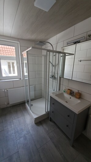 Een haardroger, handdoeken, zeep, shampoo