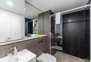 City Apartment | Bathroom | Shower, free toiletries, hair dryer, towels - Accommodate Canberra Midnight Apartments (Braddon)