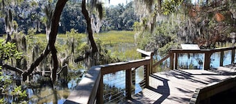 ~Walk to the beach & Coligny! Screened in porch, 3 pools, tennis,amazing reviews