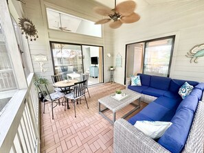 Smart-TV, DVD-spiller, bøker og musikkbibliotek