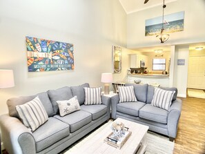 Smart-TV, DVD-spiller, bøker og musikkbibliotek