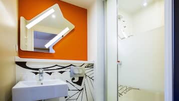 Schreibtisch, Verdunkelungsvorhänge, schallisolierte Zimmer