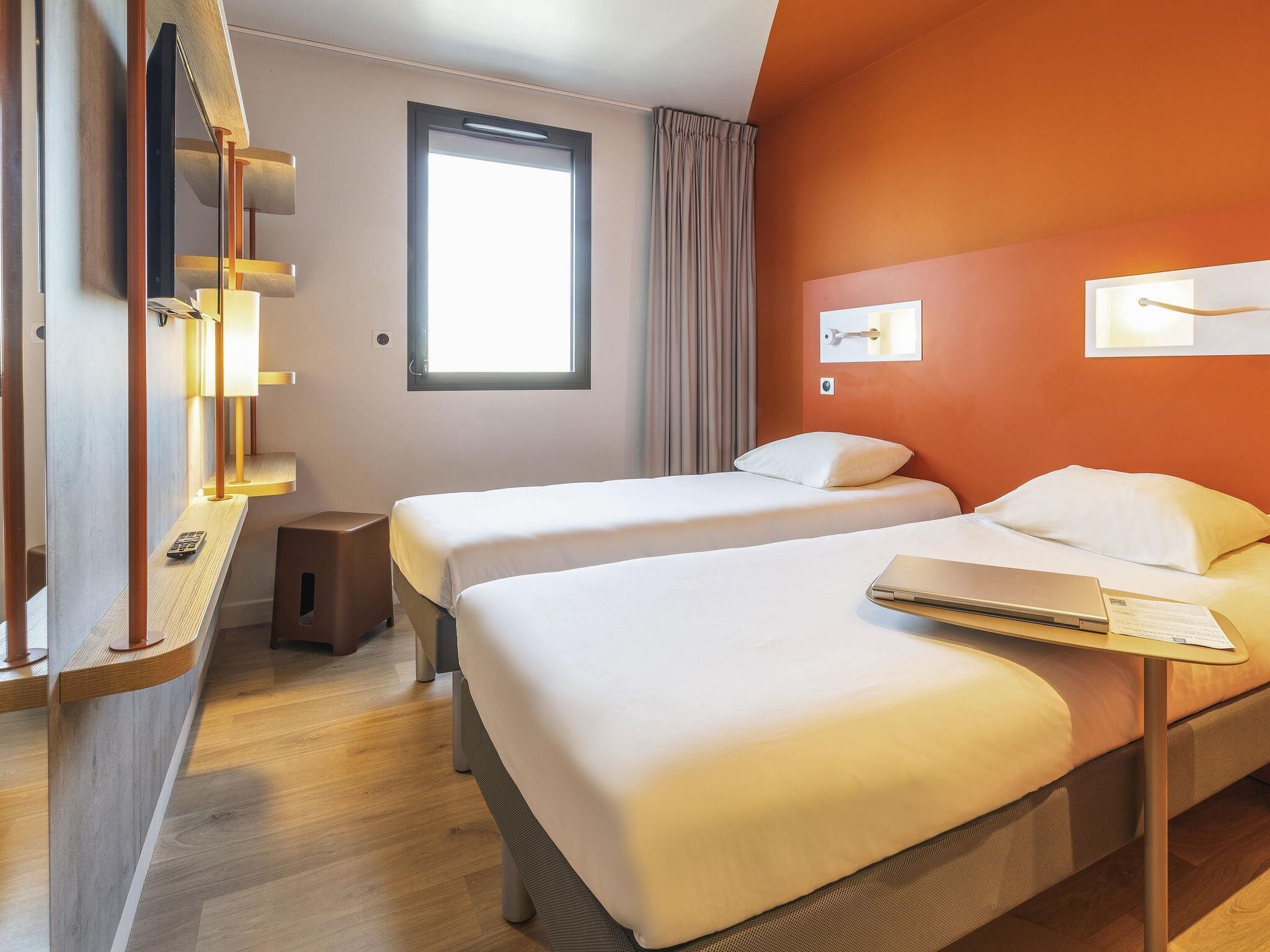 Twin Room, 2 Single Beds | Desk, blackout curtains, soundproofing, free WiFi