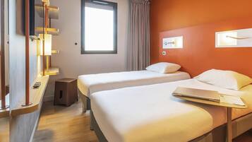 Twin Room, 2 Single Beds | Desk, blackout curtains, soundproofing, free WiFi