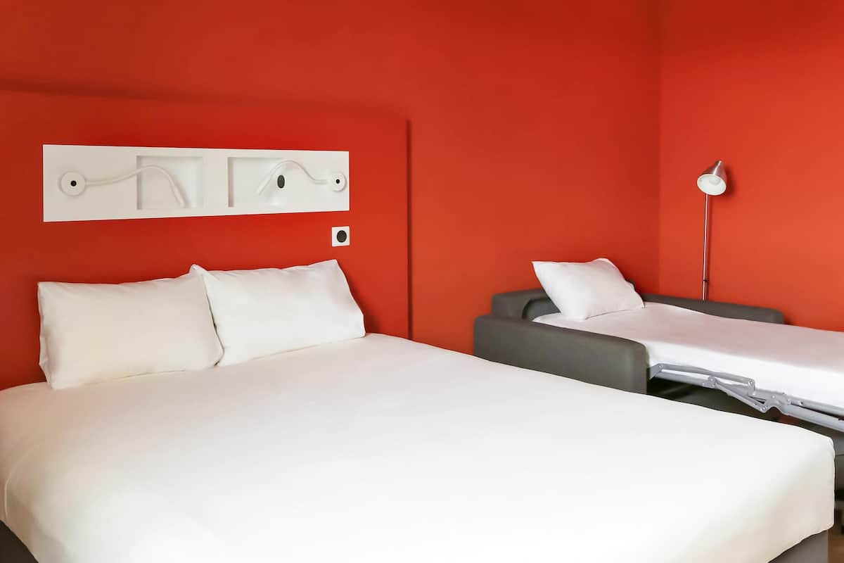 Chambre Triple, plusieurs lits | Bureau, rideaux occultants, chambres insonorisées, Wi-Fi gratuit