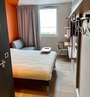 Triple Room, Multiple Beds | Desk, blackout curtains, soundproofing, free WiFi - ibis budget Beauvais Aeroport (Tille)