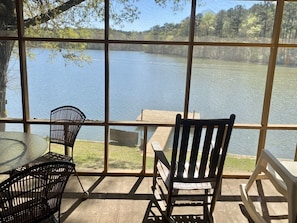 Outdoor dining - Quiet Getaway cozy cabin directly on Lake Martin (Alexander City)
