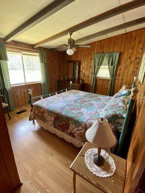 2 habitaciones, escritorio, tabla de planchar con plancha y wifi 