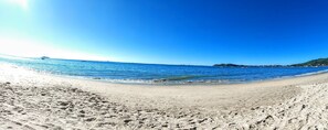Perto da praia, espreguiçadeiras