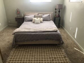 1 bedroom, desk, iron/ironing board, travel crib - Welcome to Everett Darling Couples Getaway (Caldwell)