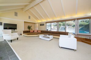 Una Smart TV, un reproductor de DVD, un reproductor estéreo