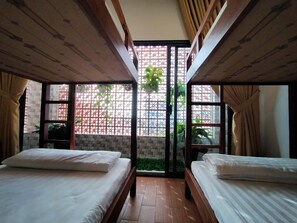 룸 (Dorm) | 고급 침구, 미니바, 책상, 노트북 작업 공간