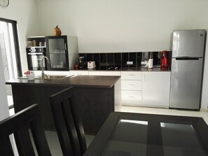 Refrigerador, microondas, lavavajillas y cafetera y tetera