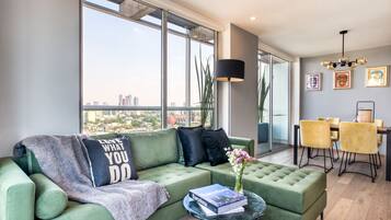 Apartment with Panoramic Balcony | Área de sala de estar | Smart TV de 42 pulgadas con canales digitales, televisión y Netflix
