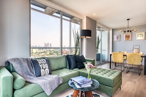 Apartment with Panoramic Balcony | Área de sala de estar | Smart TV de 42 pulgadas con canales digitales, televisión y Netflix 