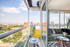 Apartment with Panoramic Balcony | Sala de estar | Smart TV de 42 pulgadas con canales digitales, una televisión