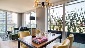 Grand appartement | Woonkamer | Een 42-inch smart-tv met digitale zenders, televisie en Netflix
