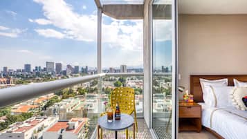 Mexican Style Apartment with Balcony | 2 makuuhuonetta, untuvapeitot, yksilöllisesti sisustettu