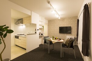 Apartamento Deluxe | Cocina básica privada | Frigorífico, microondas, placa de cocina y hervidor eléctrico