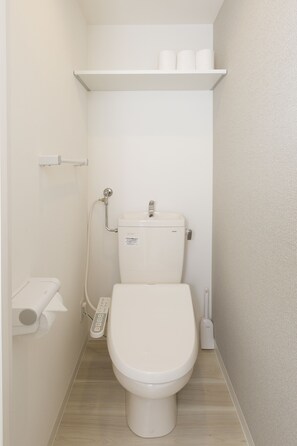 Ensemble douche/baignoire, sèche-cheveux