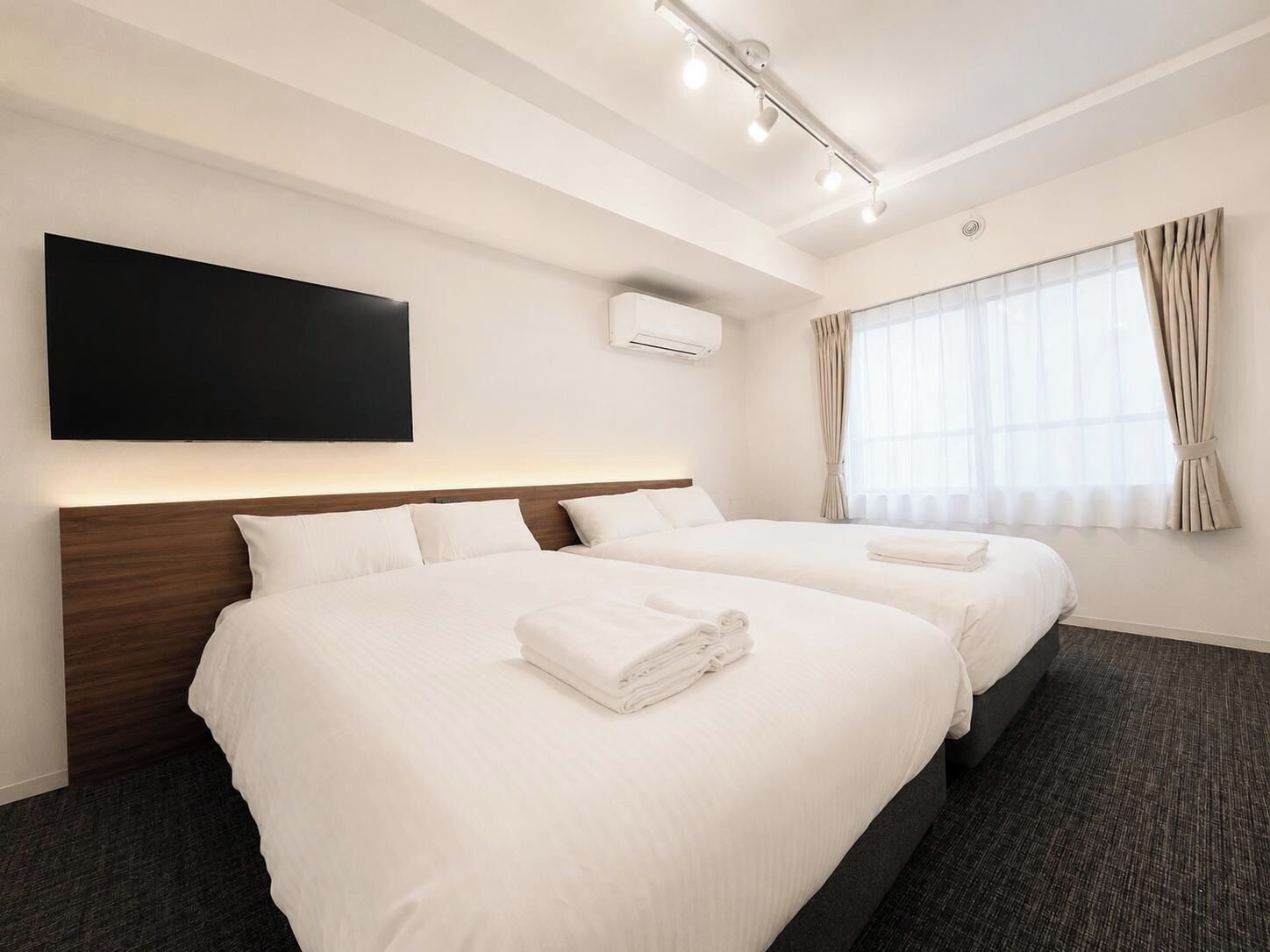 Chambre avec lits jumeaux | Fer et planche à repasser, Wi-Fi gratuit