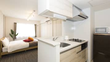 Departamento | Cocina privada | Refrigerador, microondas, parrilla de estufa y tetera eléctrica
