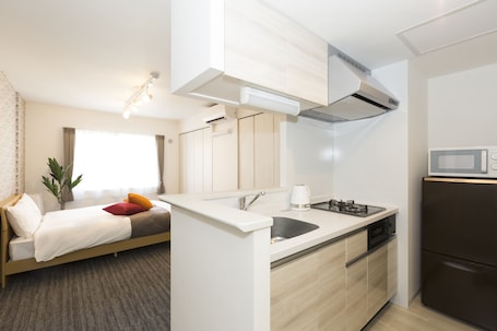 Refrigerador, microondas, placa de cocina, tetera/pava eléctrica