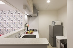 Apartament (Studio) | Cuina bàsica privada | Frigorífic, microones, placa de cuina i bullidora elèctrica
