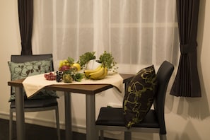 Apartament Deluxe | Zona de menjador de l'habitació
