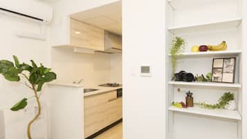 Departamento superior | Cocineta privada | Refrigerador, microondas, parrilla de estufa y tetera eléctrica