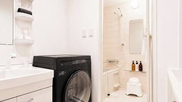 Kamar Twin | Kamar mandi | Kombinasi shower/bathtub dan pengering rambut