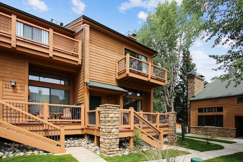 Cedars 53: Ski-In/Out Peak 9 Townhome, Private Sauna, Steps to Lift!