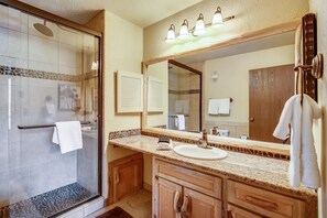 Combined shower/bathtub, hair dryer, towels - Experience Breckenridge in this cozy 3BR townhome with sauna and ski access, Cedars 53! (Breckenridge)
