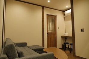 Desk, laptop workspace, soundproofing, iron/ironing board - Hotel S-Presso Ebisu (Osaka)