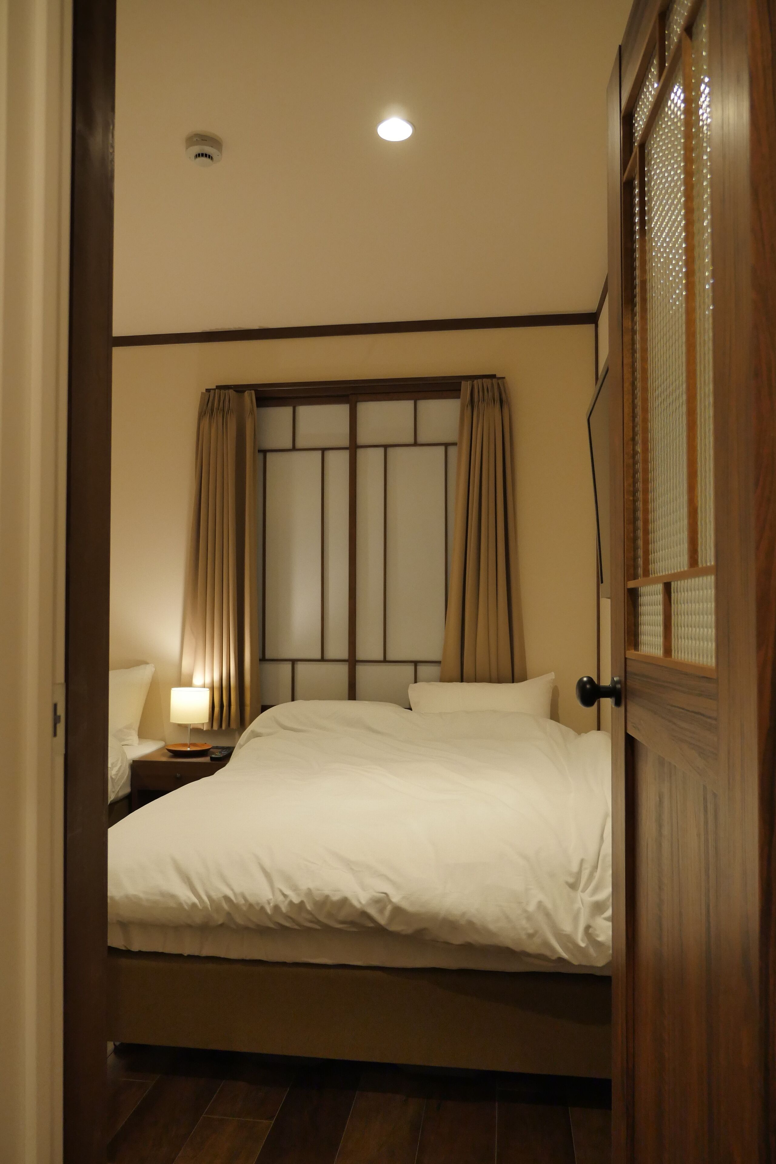 Meja kerja, ruang kerja ramah laptop, dan kedap suara