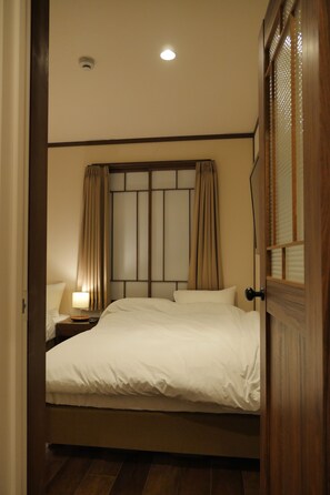 Desk, laptop workspace, soundproofing, iron/ironing board - Hotel S-Presso Ebisu (Osaka)