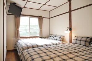 Appartamento familiare, letti multipli (401-402) | Una scrivania, postazione laptop, insonorizzazione, ferro/asse da stiro