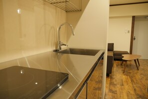 Appartement Standard, 2 lits doubles (101) | Cuisine privée | Réfrigérateur, micro-ondes, bouilloire électrique