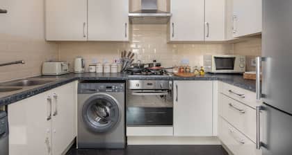 Virexxa Bletchley - Executive Suite - 2Bed Flat with Free Parking