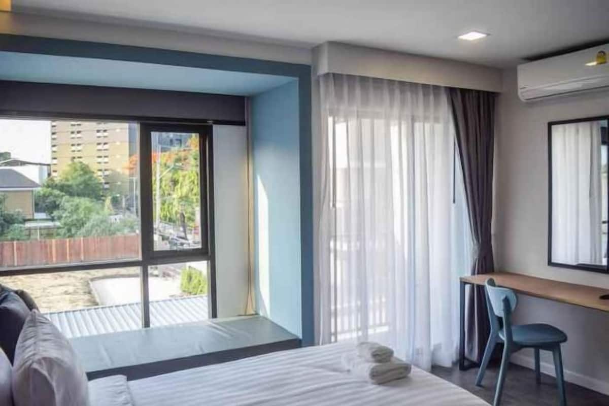 Desk, laptop workspace, free WiFi, bed sheets