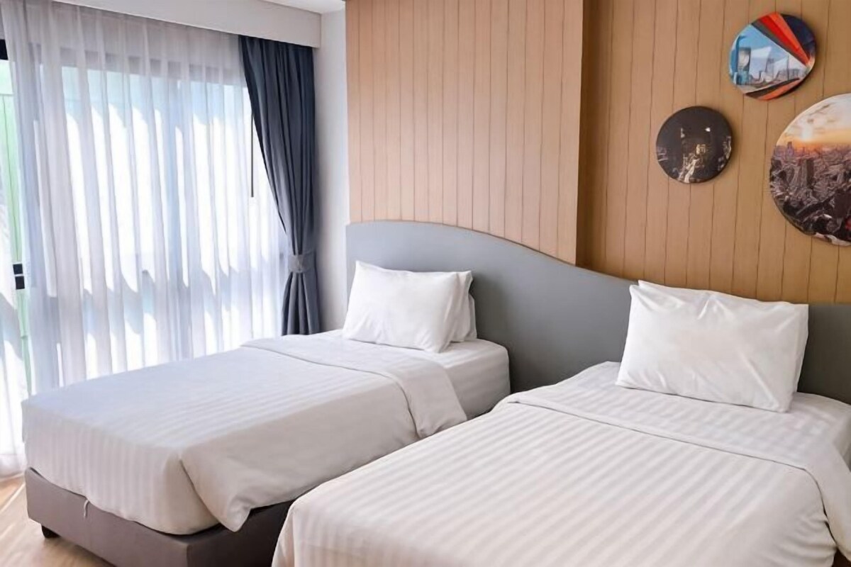 Desk, laptop workspace, WiFi (free), bed sheets