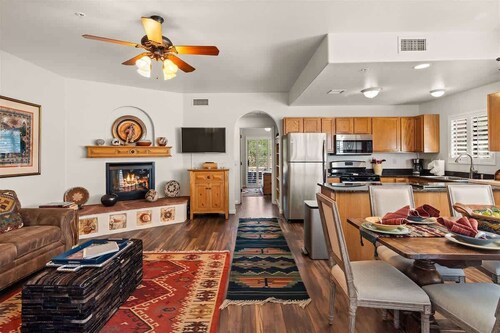 Modern Condo w/ Thunder Mtn Views & Rustic Flair!