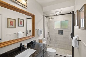 Baignoire, sèche-cheveux, serviettes fournies, shampoing