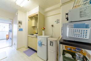 Fridge, microwave, stovetop, electric kettle - SUNDAY peace room Honkawa II (Hiroshima)