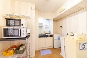 Refrigerador, microondas, placa de cocina, tetera/pava eléctrica