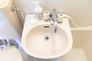 Combined shower/bathtub, free toiletries, hair dryer, towels - SUNDAY peace room Honkawa II (Hiroshima)